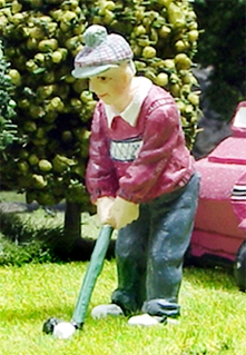 O-Scale Golfer Putting